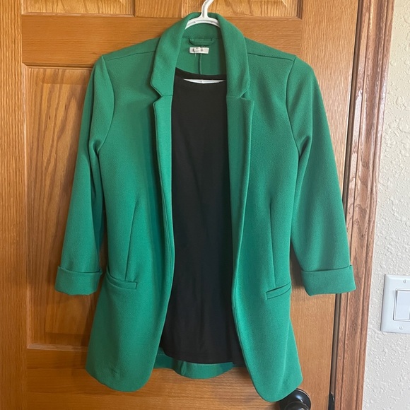 Emerald Green Pantsuit; Maurices 3/4 blazer & capris, Liz Claiborne tank, all XS - Picture 9 of 10